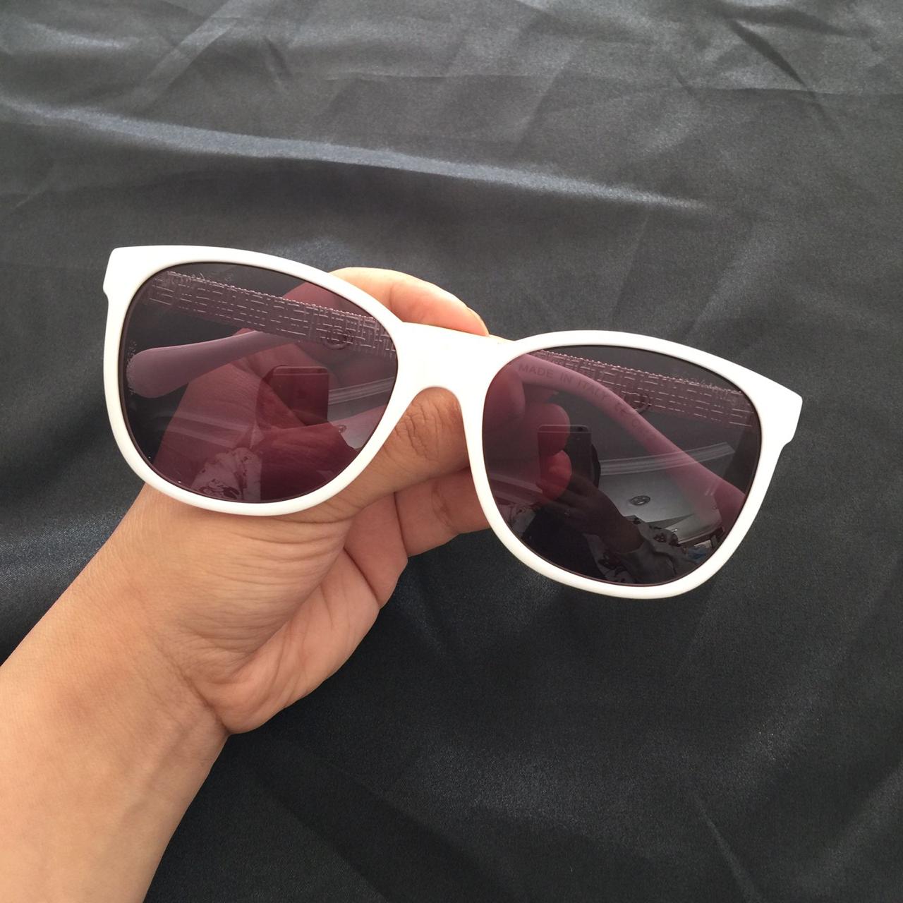 نظارة شمسية للنساء من شانيل A72233 *ابيض*