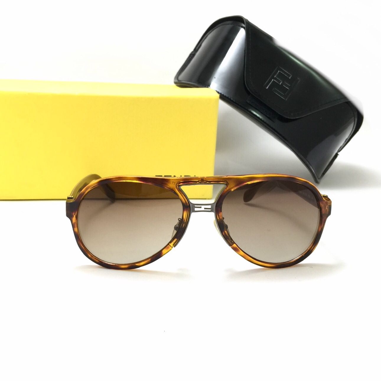 نظارة شمسية بيضاوية الشكل من فيندى FS988